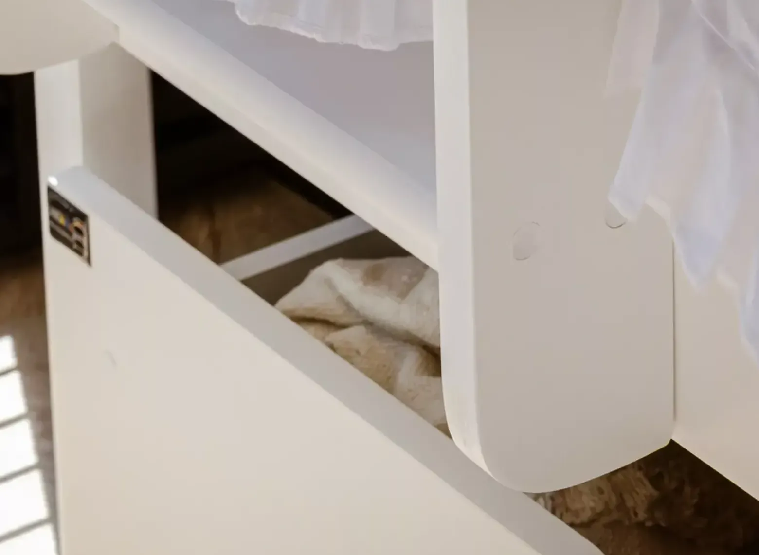 Białe niskie łóżko piętrowe z wysokimi barierkami DAWID 80x160 ze stelażem