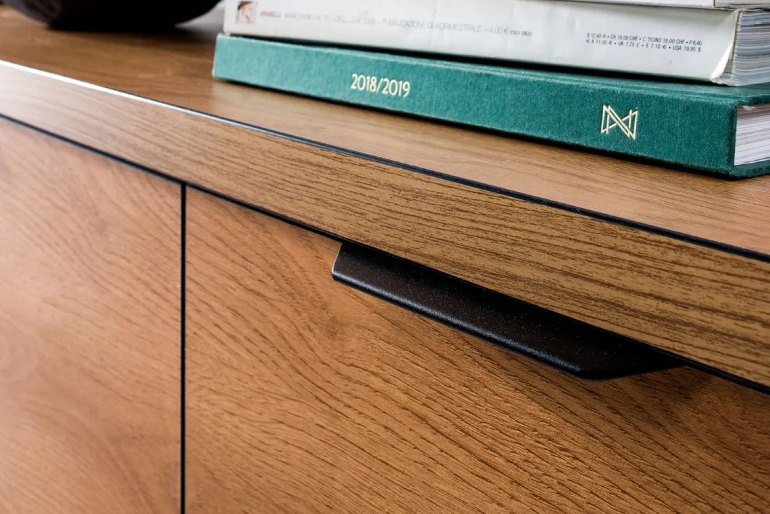 Dąb Karmel Komoda 117,5 cm FONTI Wzór Jodełka Metalowe Nogi