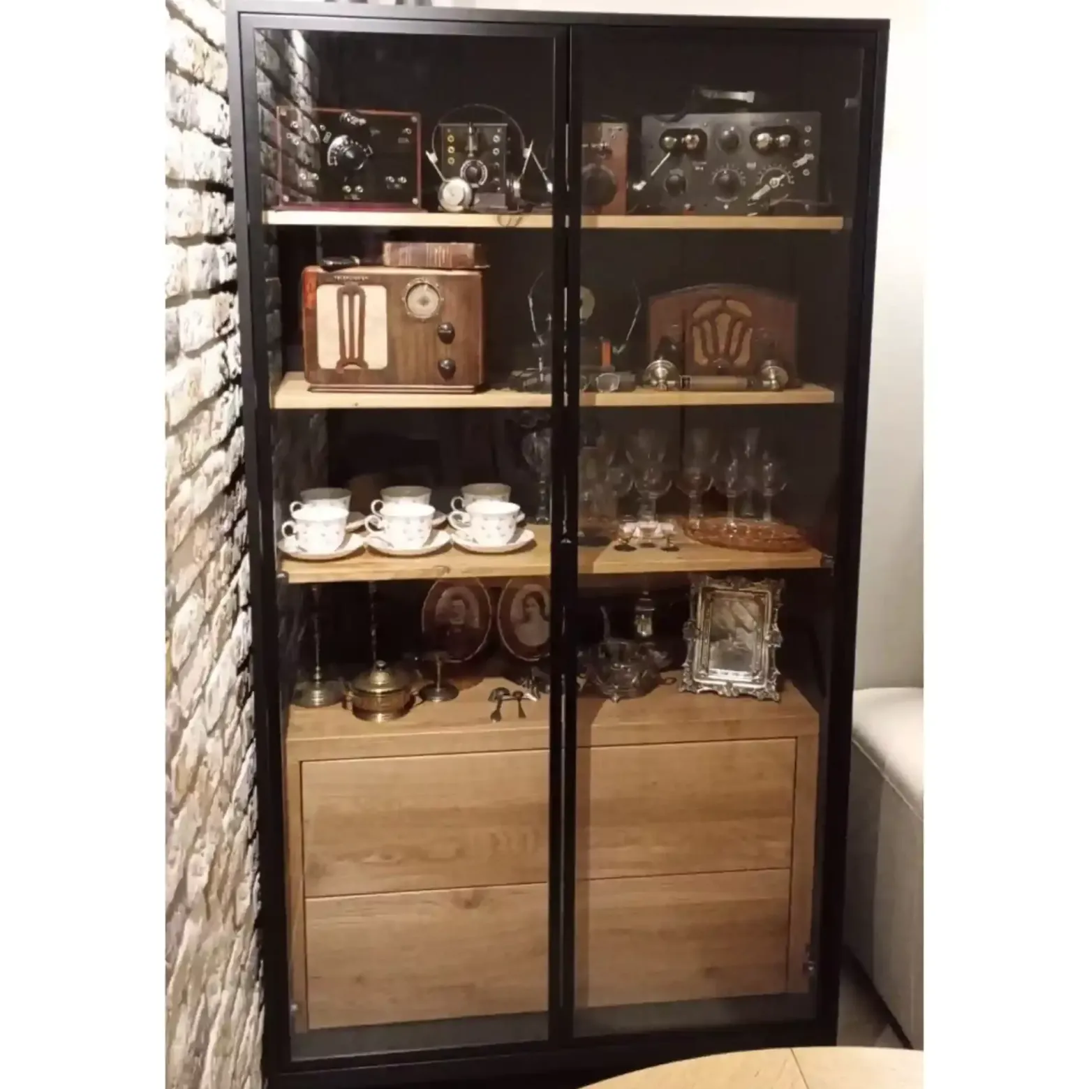 Designerska witryna z drewna litego do salonu CARLA