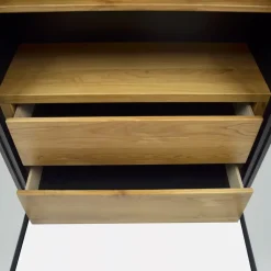 Designerska witryna z drewna litego do salonu CARLA