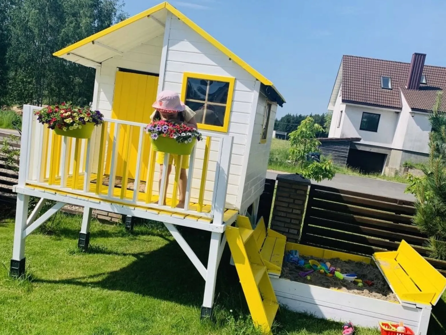 Drewniany domek dla dzieci Jerzyk + ślizg antracytowy