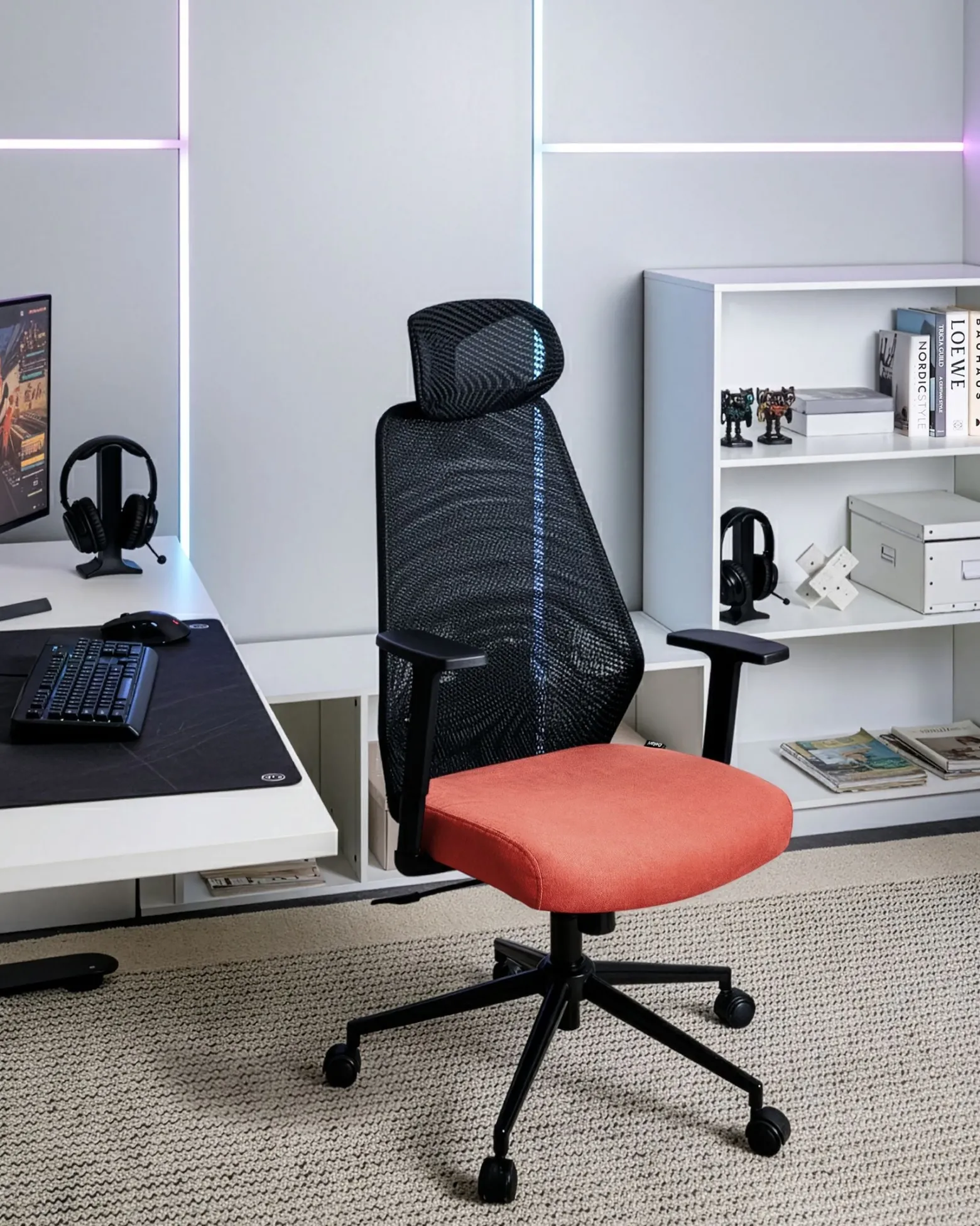 Ergonomiczny fotel biurowy czarny z czerwonym