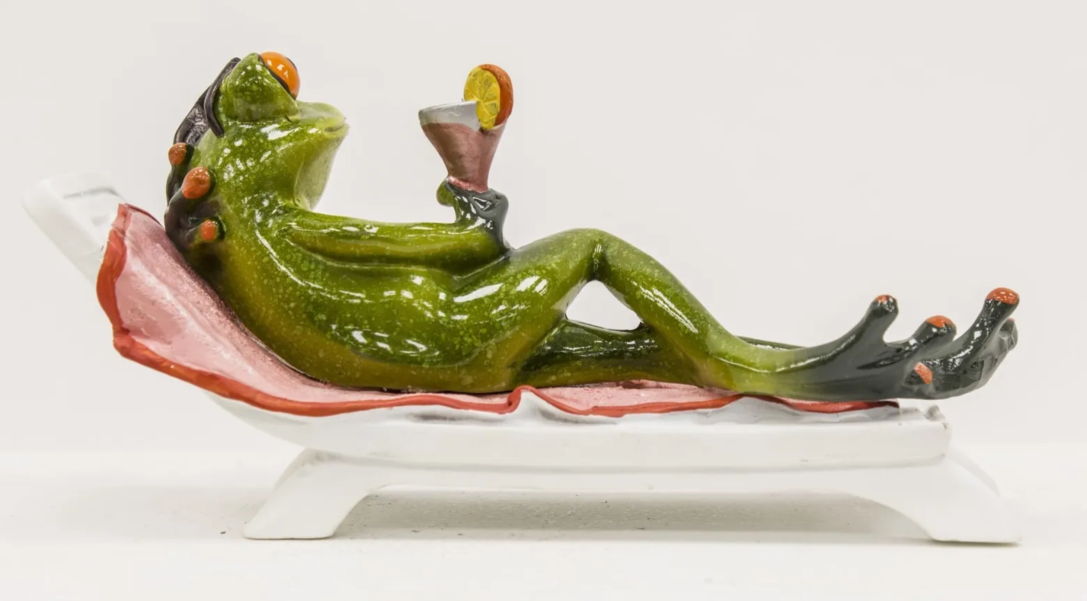 Figurka - żaba na leżaku 19x10x7,5 cm RANE z koktajlem