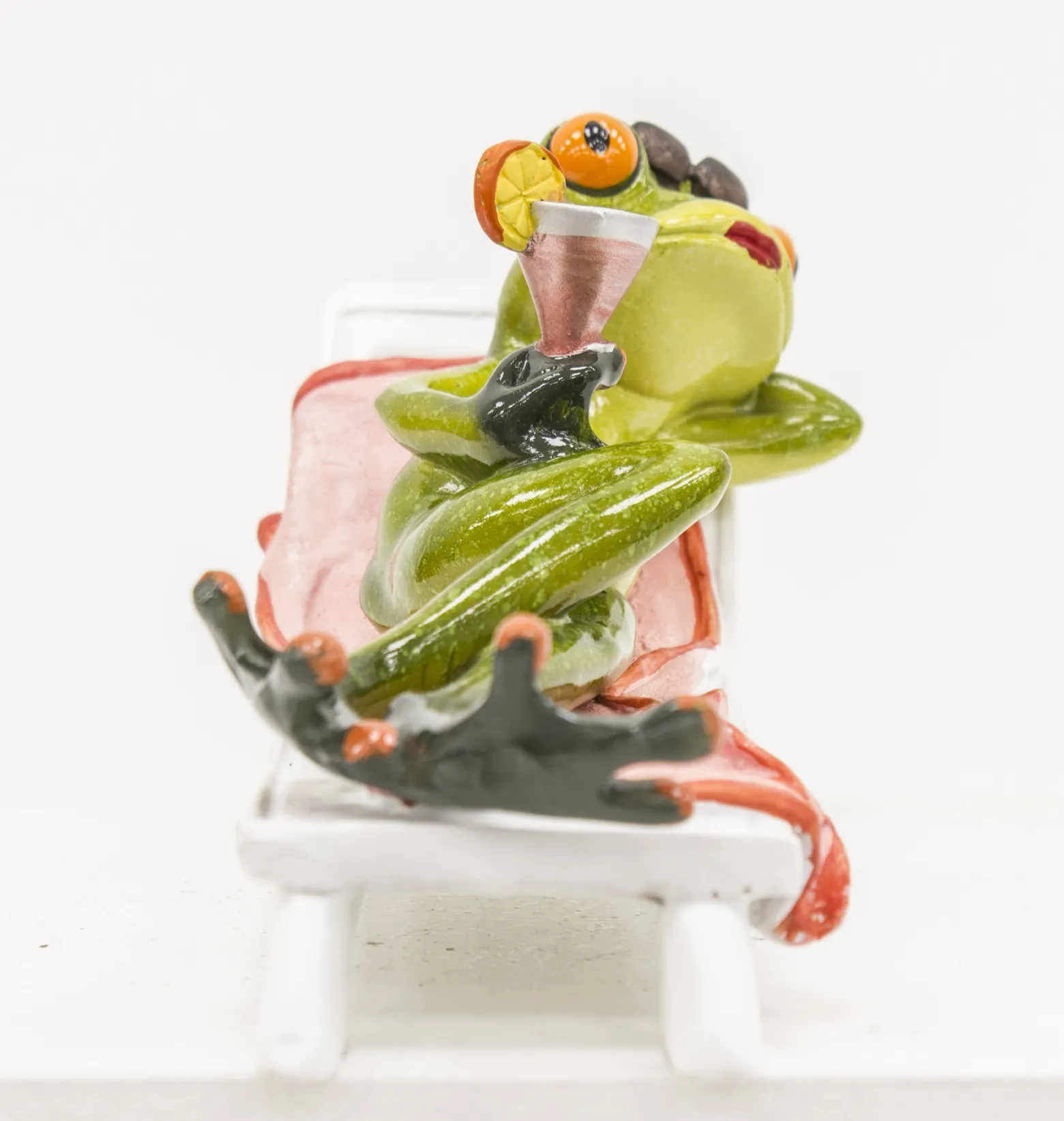 Figurka - żaba na leżaku 19x10x7,5 cm RANE z koktajlem