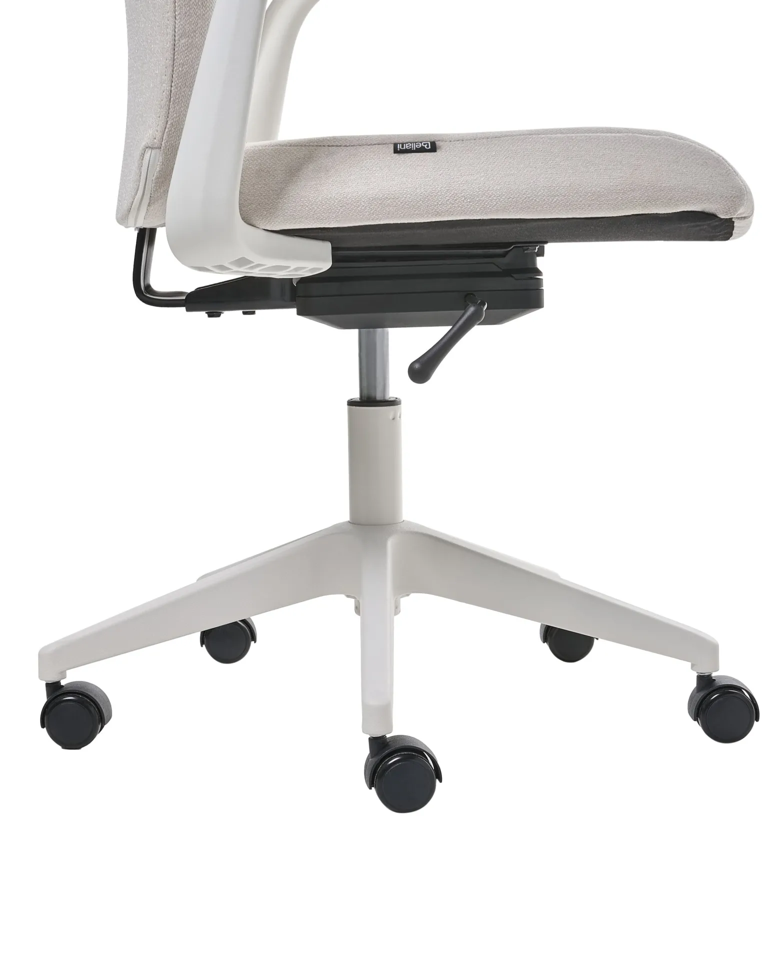Funkcjonalny fotel biurowy jasnobeżowy