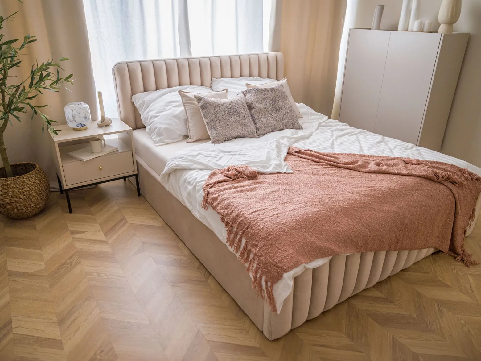 Łóżko tapicerowane z pojemnikiem GALLA P | 140x200 | Welur | Beżowy 5