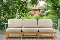 KONSIMO ATREDA Sofa ogrodowa 3-osobowa, kremowa, drewno jesionowe