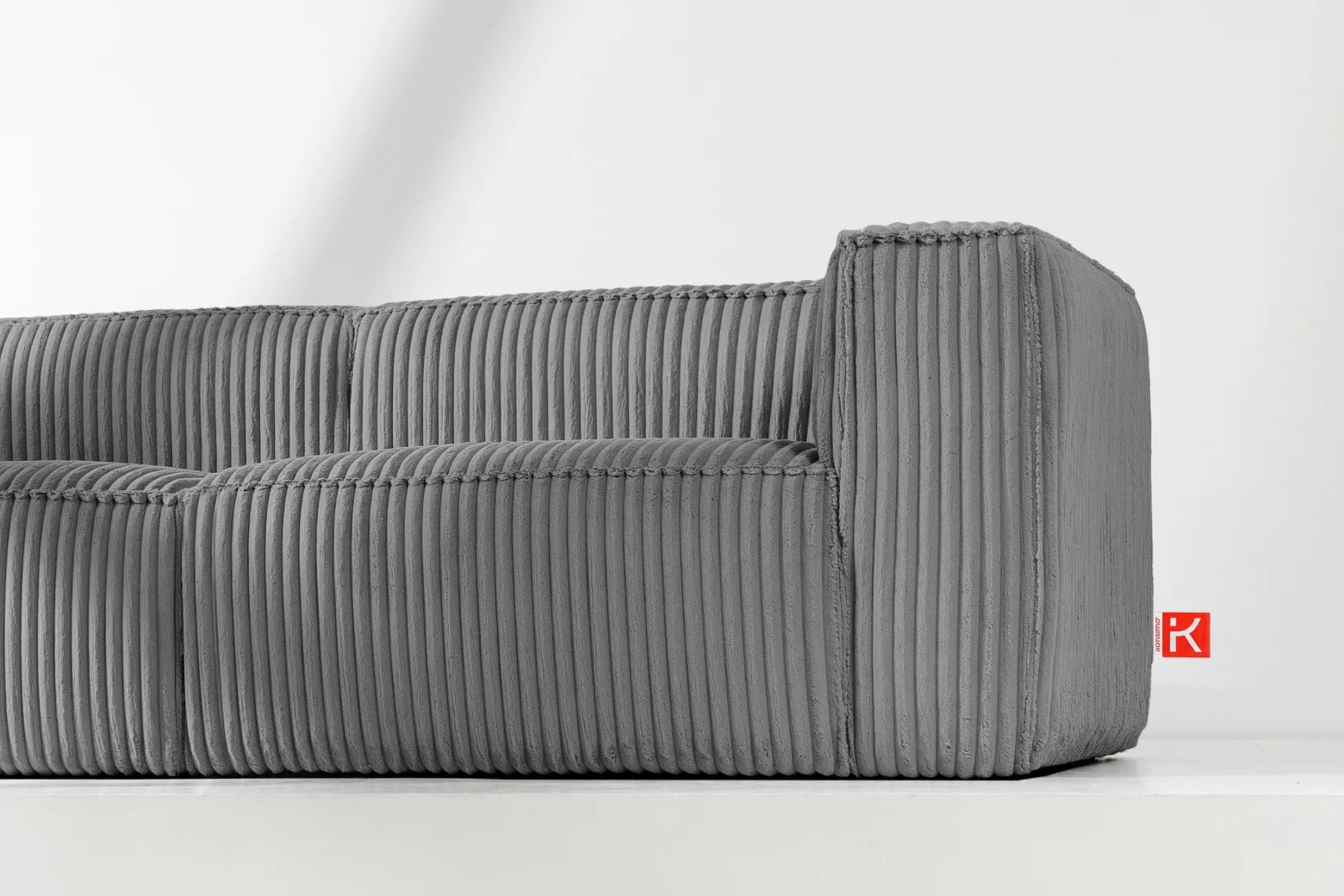 KONSIMO FEROX Nowoczesna sofa trzyosobowa w tkaninie sztruksowej