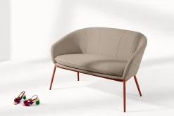 KONSIMO SOLIS Sofa jasnobrązowa na ogród/taras, stalowe nóżki, japandi