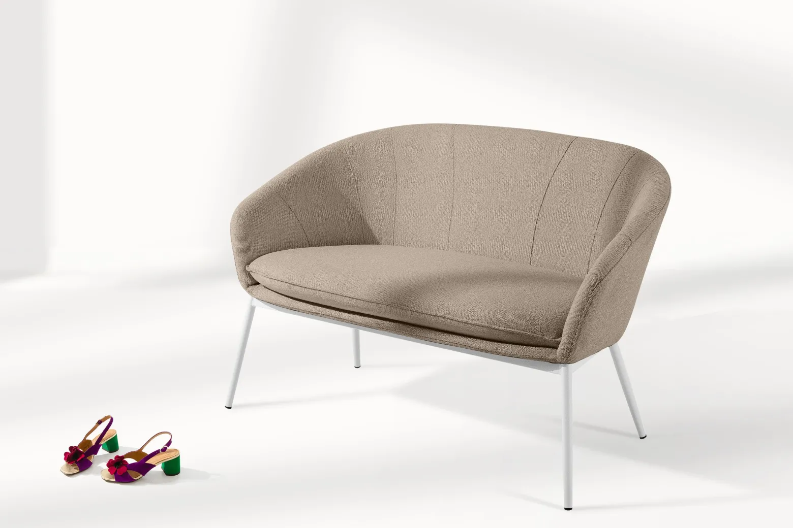 KONSIMO SOLIS Sofa tapicerowana wodoodporna jasnobrązowa, białe nóżki