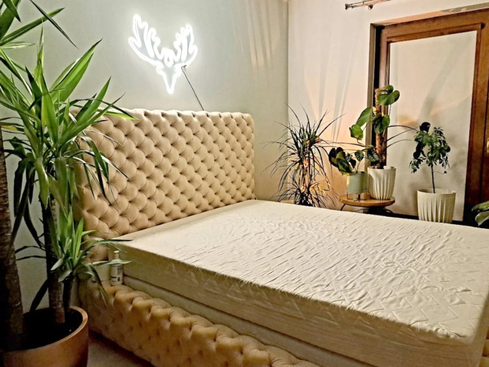 Łóżko Styl Chesterfield Figo Extra Czarne Stelaż Metal 160
