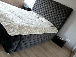 Łóżko Styl Chesterfield Figo Extra Czarne Stelaż Metal 140