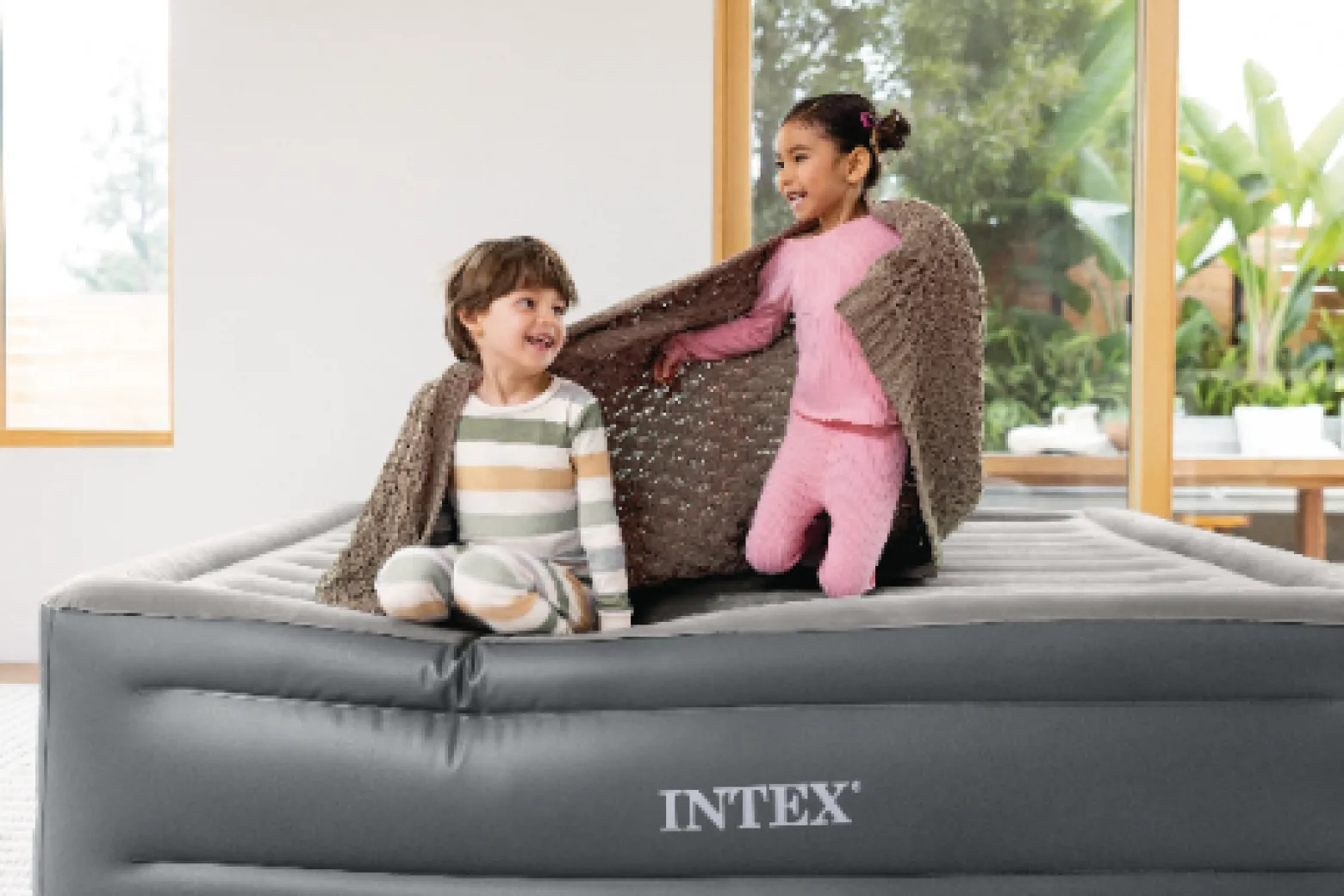 Materac dmuchany dwuosobowy welurowy z pompką Intex