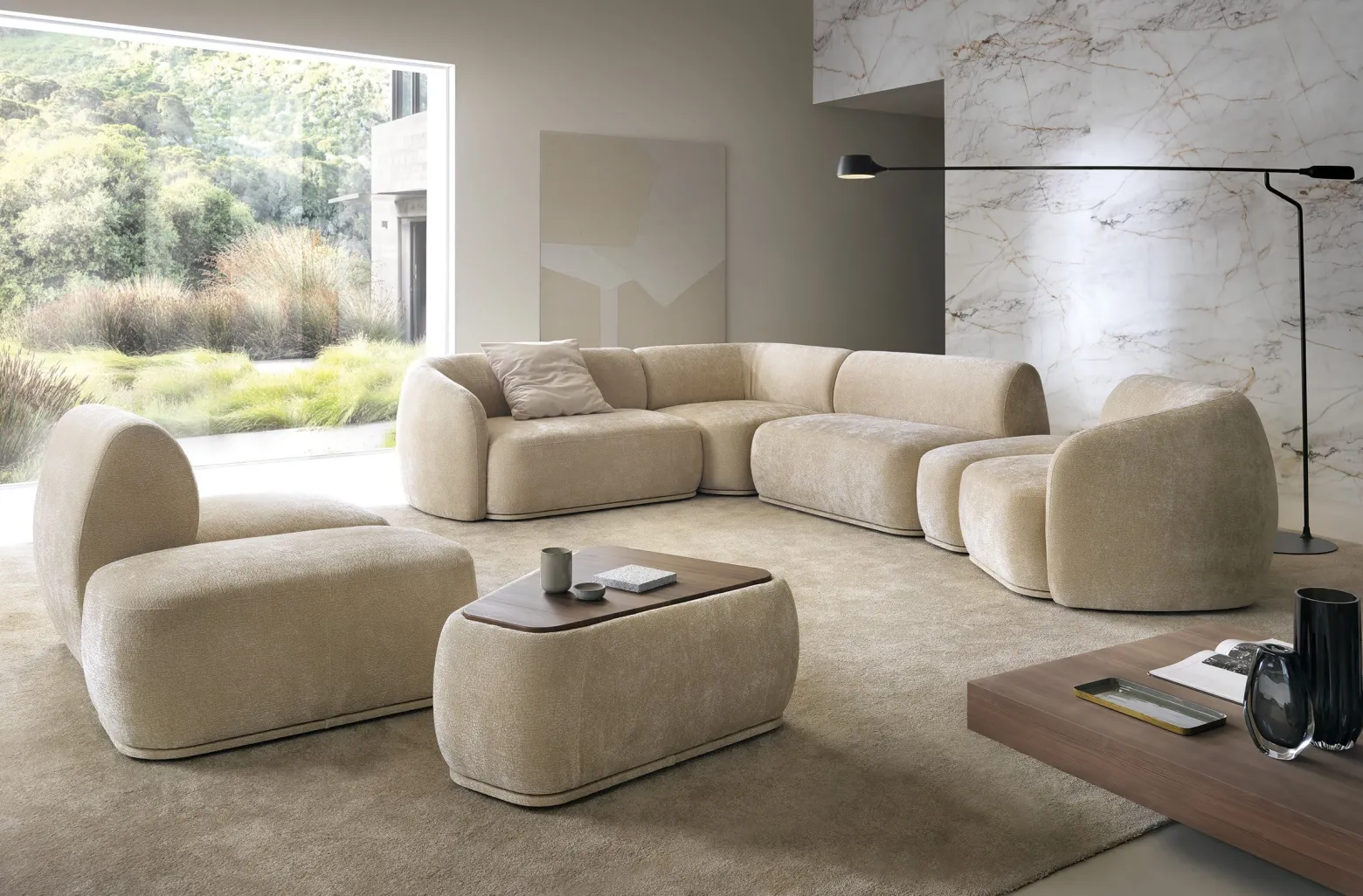 Modułowa sofa + trójkątna pufa z blatem beżowa NOBIS z zaokrąglonymi bokami