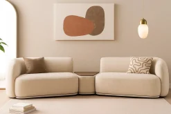 Modułowa sofa + trójkątna pufa z blatem beżowa NOBIS z zaokrąglonymi bokami