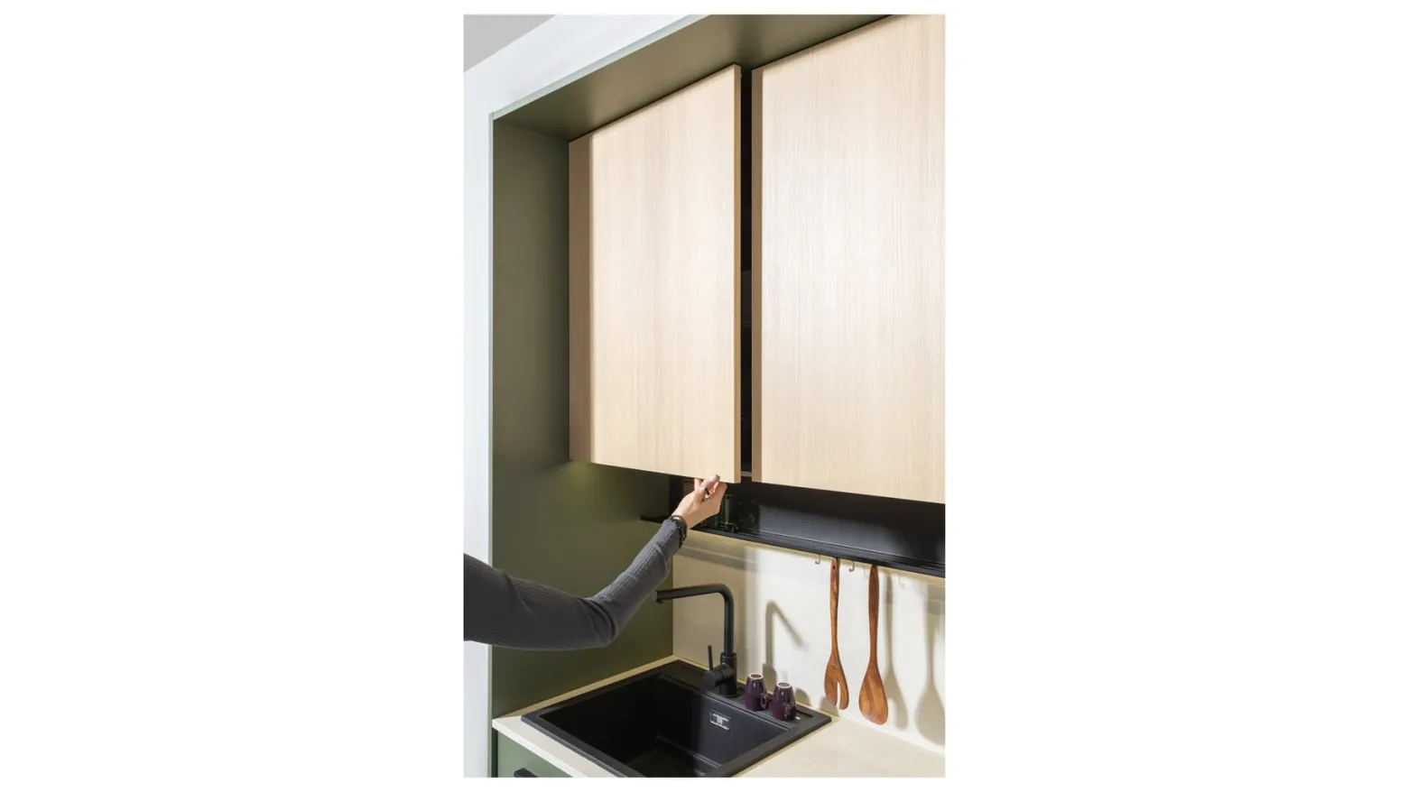 Oświetlenie LED z półką 210 cm do kuchni Milino czarna