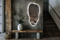 Ozdobne lustro LED do salonu o nieregularnej formie 40 cm x 80 cm