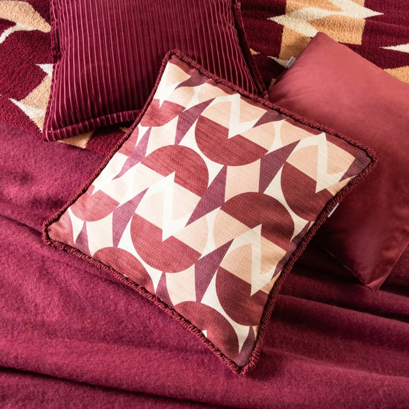 Poszewka CHERRY CHIC szenilowa z dekoracyjną lamówką 45x45cm HOMLA