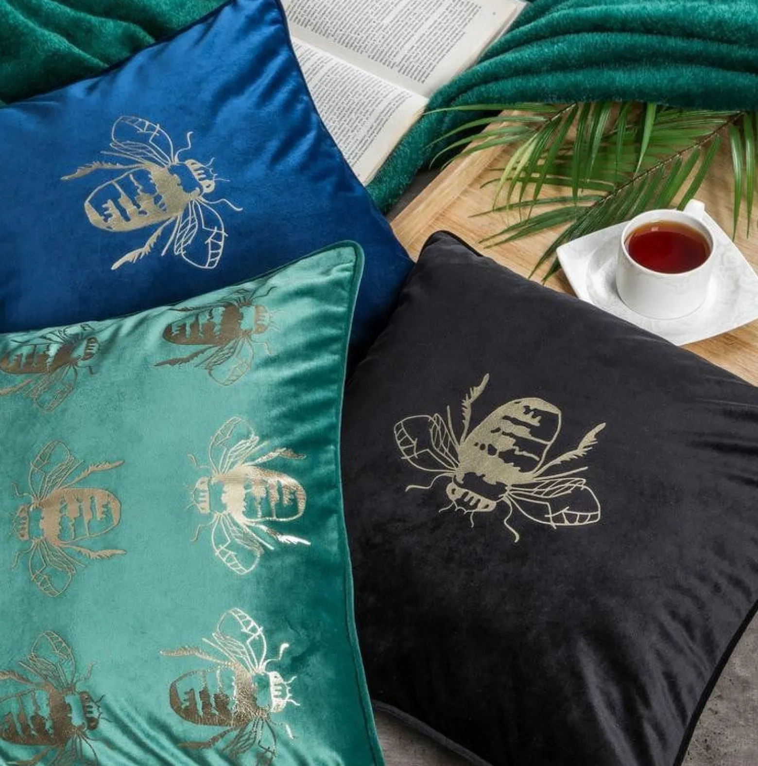 Poszewka 45x45 czerwona złota pszczoły welurowa Eurfirany