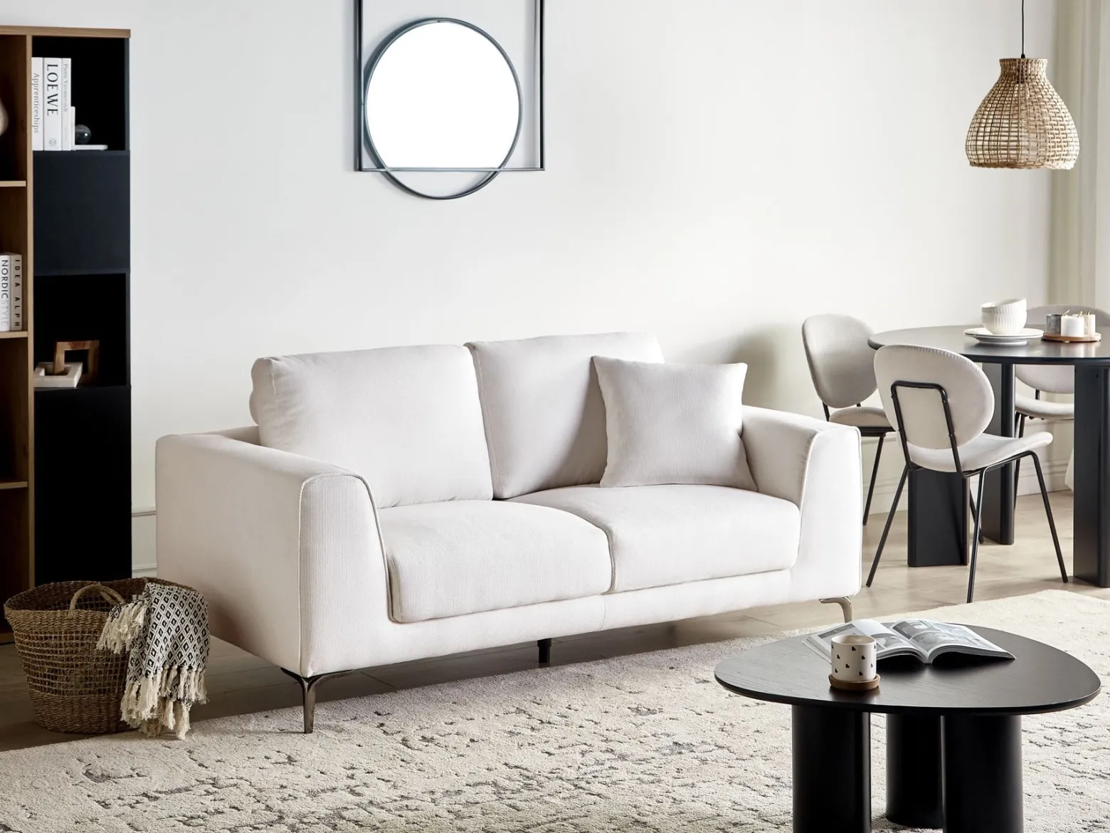 Sofa dwuosobowa poduszki biała