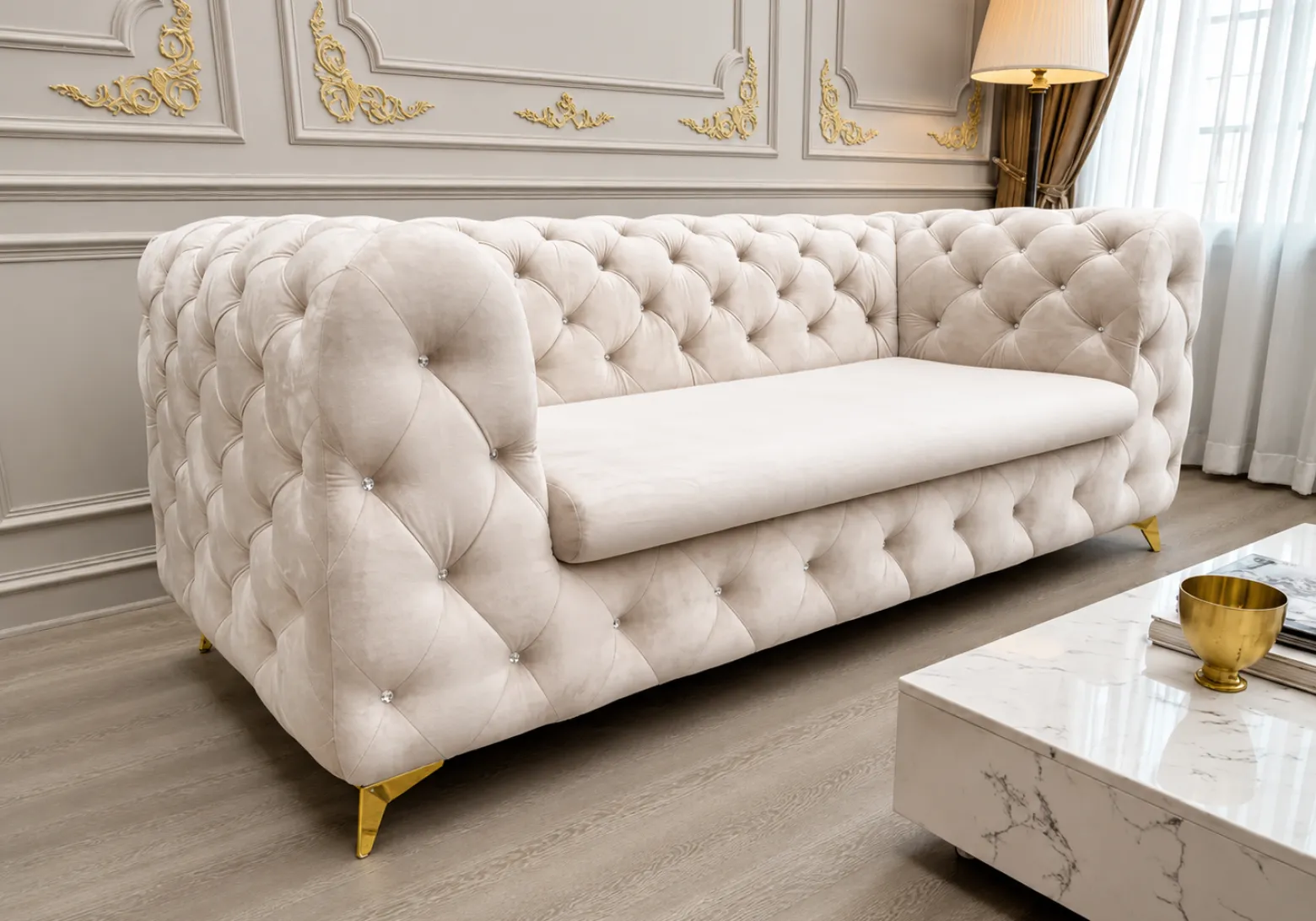Sofa Moet beżowa welurowa Chesterfield glamour pikowana 3-osobowa