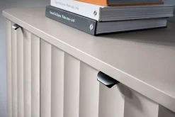 Szafka RTV NOVADO 137 cm Clay Gray frezowane fronty czarne nogi loft