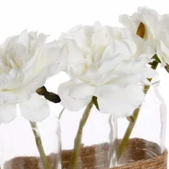 Sztuczne kwiaty w szkle