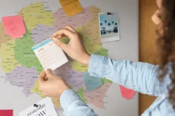 Tablica korkowa 100x70 cm do pokoju dziecka + pinezki Mapa