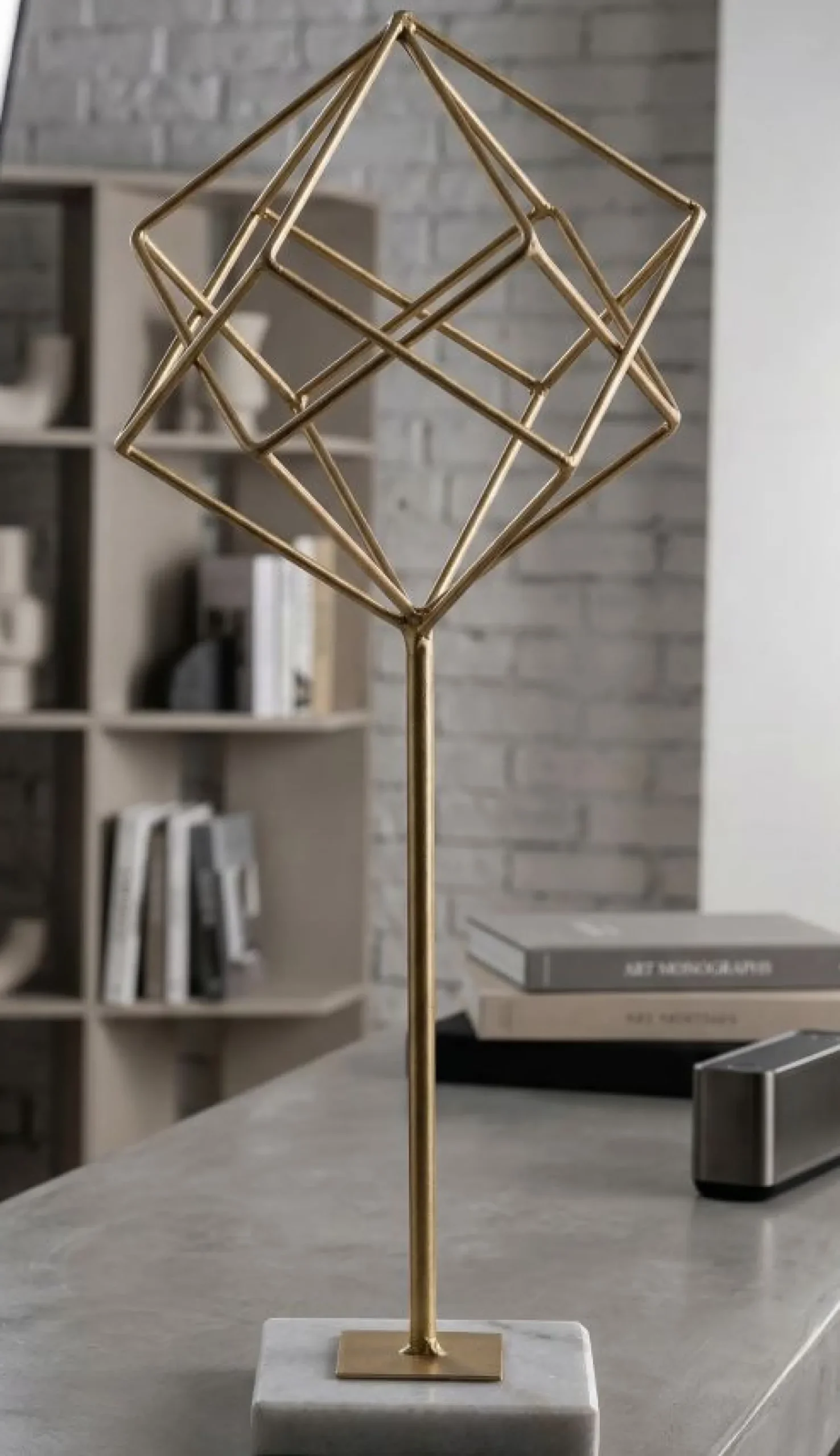 Złota metalowa rzeźba na białej marmurowej podstawie 16x18x41,5 cm